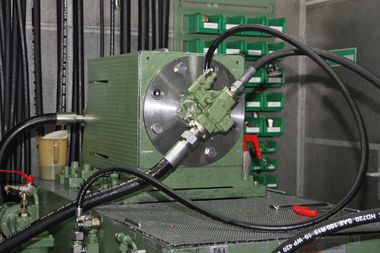 Druckprüfung und Einstellen der Hydraulikpumpe nach Herstellerangaben